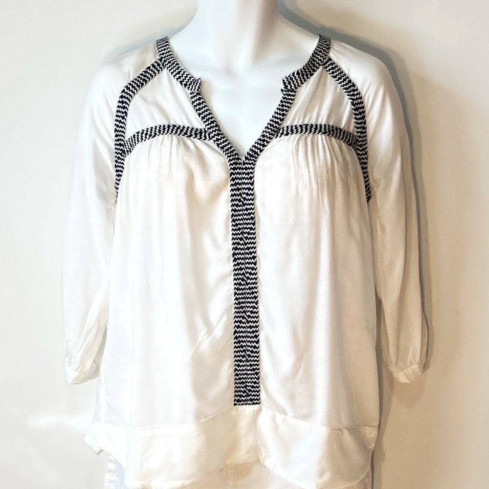 Collective Concepts SZ S White pullover blouse with black & white banding trim